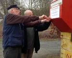 28. Januar: Ulrich von Anti-Rost hat ein neues Schild mt Holzrahmen für unseren Briefkasten gebaut und gleich mit Hilfe von Eckhard angeschraubt. Danke!