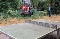 25 Juni: Eine Gartenbaufirma hat im Auftrag der Stadt unsere alte marode Tischtennisplatte durch eine neue gebrauchte ersetzt. (Foto: Evelyn Simson)